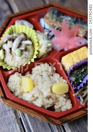 秋季外帶栗子飯和烤秋刀魚便當盒 秋季外帶栗子飯和烤秋刀魚便當盒 143791482
