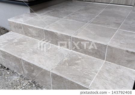 新建房屋的新入口通道 新建房屋的新入口通道 143792408