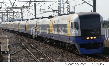JR京葉線255系特快直流列車「房總觀景特快」駛過葛西臨海公園站。 JR京葉線255系特快直流列車「房總觀景特快」駛過葛西臨海公園站。 143793479