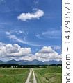 The vast sky and cumulus clouds, the green farm roads, and the Yatsugatake mountain range as seen from Chino in early summer. 143793521