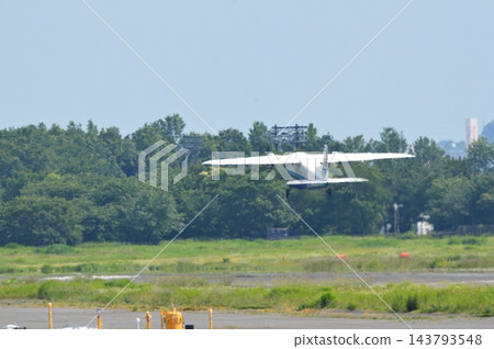 塞斯納飛機飛走(調布機場/東京調布市) 塞斯納飛機飛走(調布機場/東京調布市) 143793548