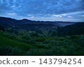 晨霧籠罩山村，天空湛藍，黎明時分，層層疊疊的稻田清晰可見。 143794254