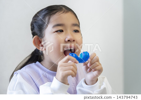 一名6歲女孩戴著矯正牙套。 一名6歲女孩戴著矯正牙套。 143794743