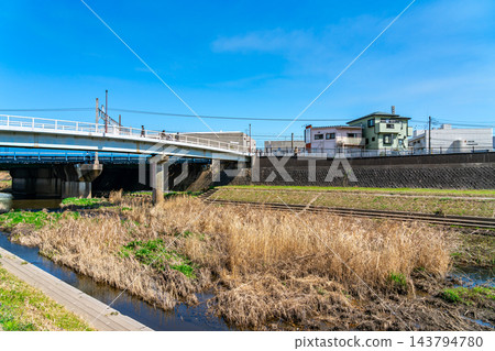 【神奈川縣】在湛藍的天空下，樫尾川流經戶塚站附近地區。 143794780