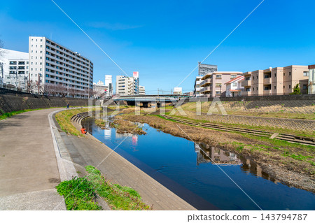 【神奈川縣】在湛藍的天空下，樫尾川流經戶塚站附近地區。 143794787
