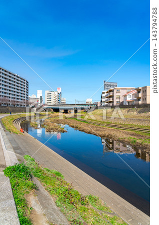 【神奈川縣】在湛藍的天空下,樫尾川流經戶塚站附近地區。 【神奈川縣】在湛藍的天空下,樫尾川流經戶塚站附近地區。 143794788