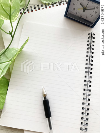 圖片內容包括日程管理、目標設定、活頁筆記本、時鐘、筆、時間管理、學習和工作計畫。 圖片內容包括日程管理、目標設定、活頁筆記本、時鐘、筆、時間管理、學習和工作計畫。 143794975