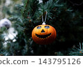 Halloween pumpkin ornaments 143795126