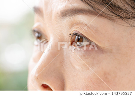 老年女性，眼睛特寫，側臉。 143795537