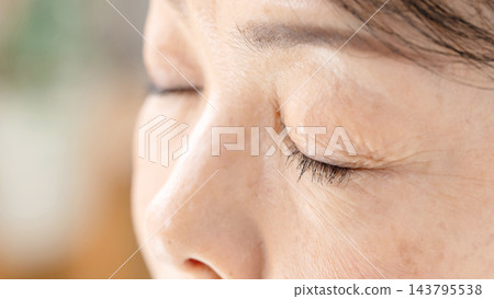 老年女性，眼睛特寫，側臉。 143795538