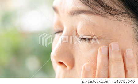 老年女性，眼睛特寫，側臉。 143795540