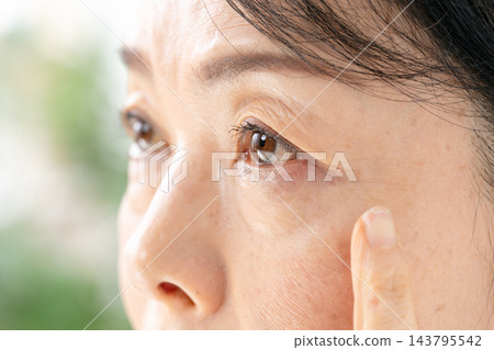 老年女性，眼睛特寫，側臉。 143795542