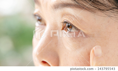 老年女性，眼睛特寫，側臉。 143795543