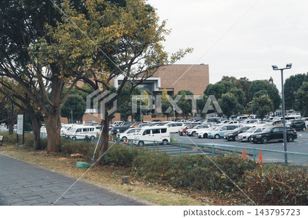 老櫻花樹被砍伐，形成一條開放的步道和八王子市政府的停車場。 143795723