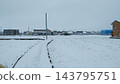 冬日里，稻田被白雪覆蓋，構成了一幅美麗的景象。 143795751