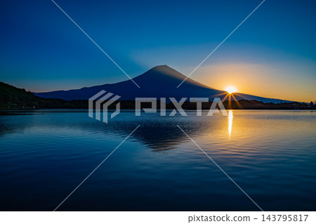 【靜岡縣】狸湖的秋天,日出時分可以看到富士山。 【靜岡縣】狸湖的秋天,日出時分可以看到富士山。 143795817