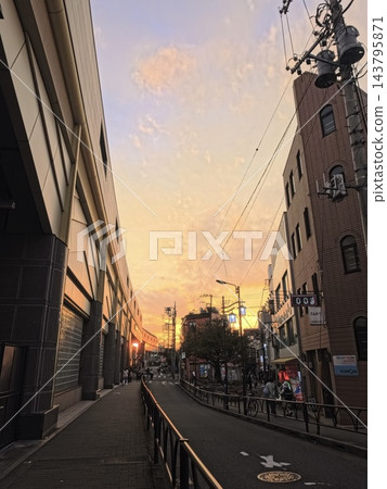 東京的黃昏 143795871