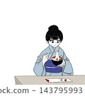 一位身穿和服的女子在新年餐桌上吃大煮（年糕湯）。 143795993