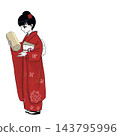 一位身穿振袖和服的女子在新年第一次參拜神社時抽取簽文。 143795996