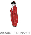 一位身穿振袖和服的女子雙手合十，在神社進行一年中的第一次祈禱。 143795997