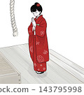 一位身穿振袖和服的女子雙手合十，在神社進行一年中的第一次祈禱。 143795998