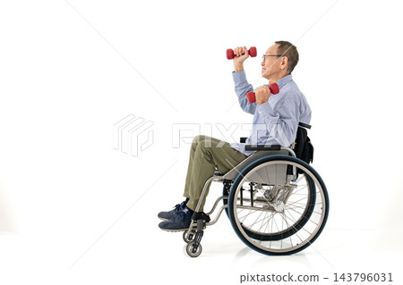 一位坐在輪椅上的老年男子正在進行肌力訓練 一位坐在輪椅上的老年男子正在進行肌力訓練 143796031