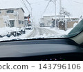 從行駛在雪路上的汽車內 143796106