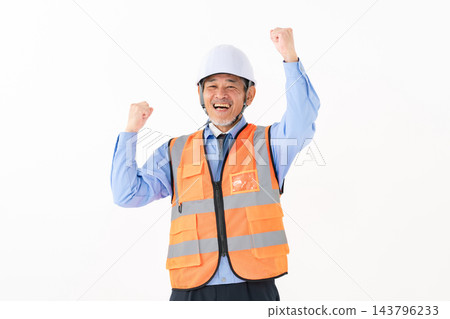 身穿反光背心的工人,老年男性,擺出勝利姿勢 身穿反光背心的工人,老年男性,擺出勝利姿勢 143796233