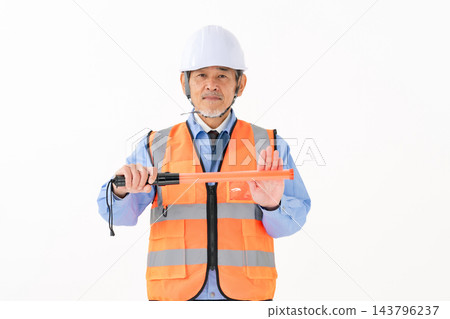 反光背心、交通指揮棒、工人、老年男性 反光背心、交通指揮棒、工人、老年男性 143796237