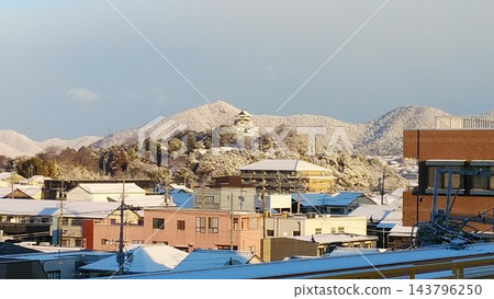 犬山城,國寶級景點,以及白雪皚皚的山脈。 犬山城,國寶級景點,以及白雪皚皚的山脈。 143796250