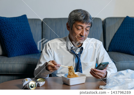 商人、炒麵、啤酒、智慧型手機 143796289