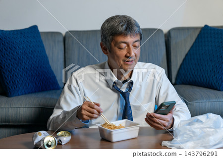 商人、炒麵、啤酒、智慧型手機 143796291