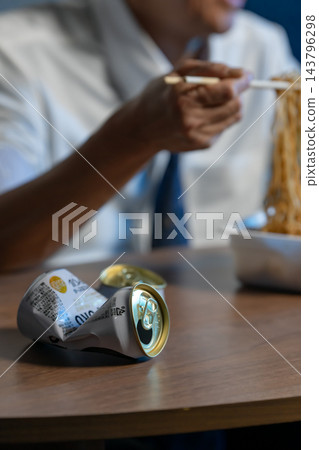 商人、炒麵、啤酒、智慧型手機，都在他手上 143796298