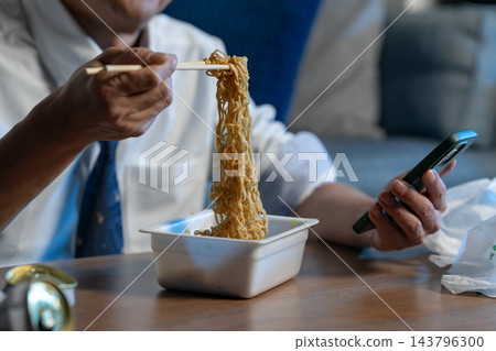 商人、炒麵、啤酒、智慧型手機，都在他手上 143796300