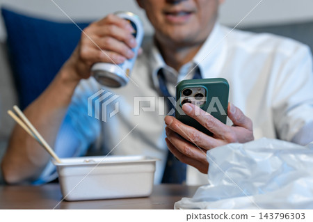 商人、炒麵、啤酒、智慧型手機，都在他手上 143796303