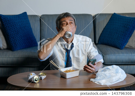 商人、炒麵、啤酒、智慧型手機 143796308
