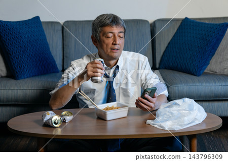 商人、炒麵、啤酒、智慧型手機 143796309