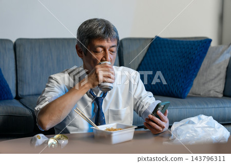 商人、炒麵、啤酒、智慧型手機 143796311