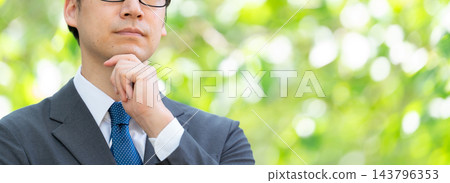 商人，中年，新鮮的綠色植物，沉思 143796353