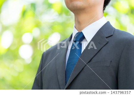 中年商人，穿著清爽的綠色衣服，繫著領帶 143796357