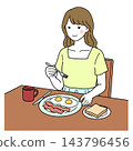 一位女士正在享用西式早餐 143796456