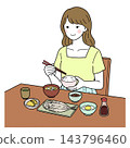 一位女士正在吃日式早餐 143796460