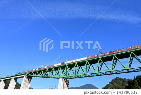 一列貨運列車駛過新桂川大橋。 一列貨運列車駛過新桂川大橋。 143796532