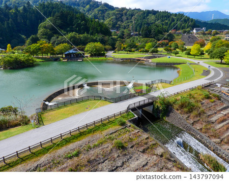 從水之裡吊橋上眺望宮瀨湖濱公園。 143797094