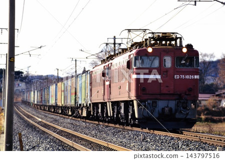 1995 年：ED751026 雙機牽引貨櫃貨運列車在原東北本線上運行。 143797516