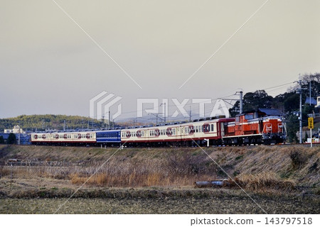 1996年:DD51 1183號機車作為「Fureai Michinoku Tenri 特別列車」的一部分,在奈良線上運行。 1996年:DD51 1183號機車作為「Fureai Michinoku Tenri 特別列車」的一部分,在奈良線上運行。 143797518