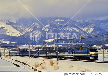 1996 年:東海道線上,一列由 EF6654 牽引的 20 系列特別列車。 1996 年:東海道線上,一列由 EF6654 牽引的 20 系列特別列車。 143797519