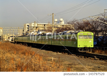 1996年：一列6節車廂的103系地方列車在大和路線上運行。 143797520