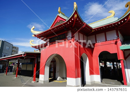 小田急片瀨江之島站，在盛夏的藍天下熠熠生輝。九月 江之島 47 小田急片瀨江之島站 143797631