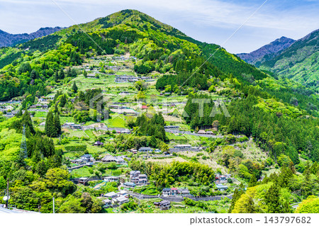 【傳統建築群重要保護區】落合,東祖屋山村:初夏景色,從中頭地區展望台6眺望,德島縣三好市 【傳統建築群重要保護區】落合,東祖屋山村:初夏景色,從中頭地區展望台6眺望,德島縣三好市 143797682